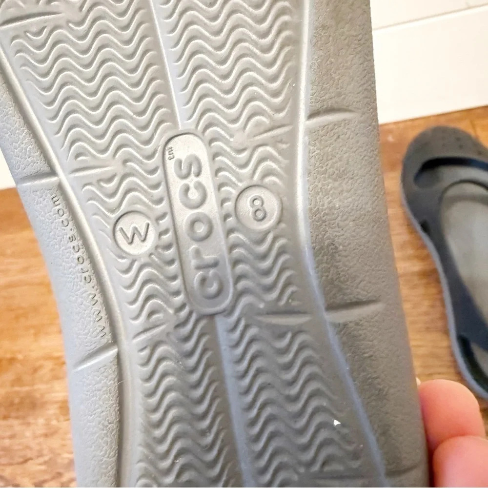 Crocs Womens Swiftwater Wave sandals made of Croslite material Gray/Black Size 8